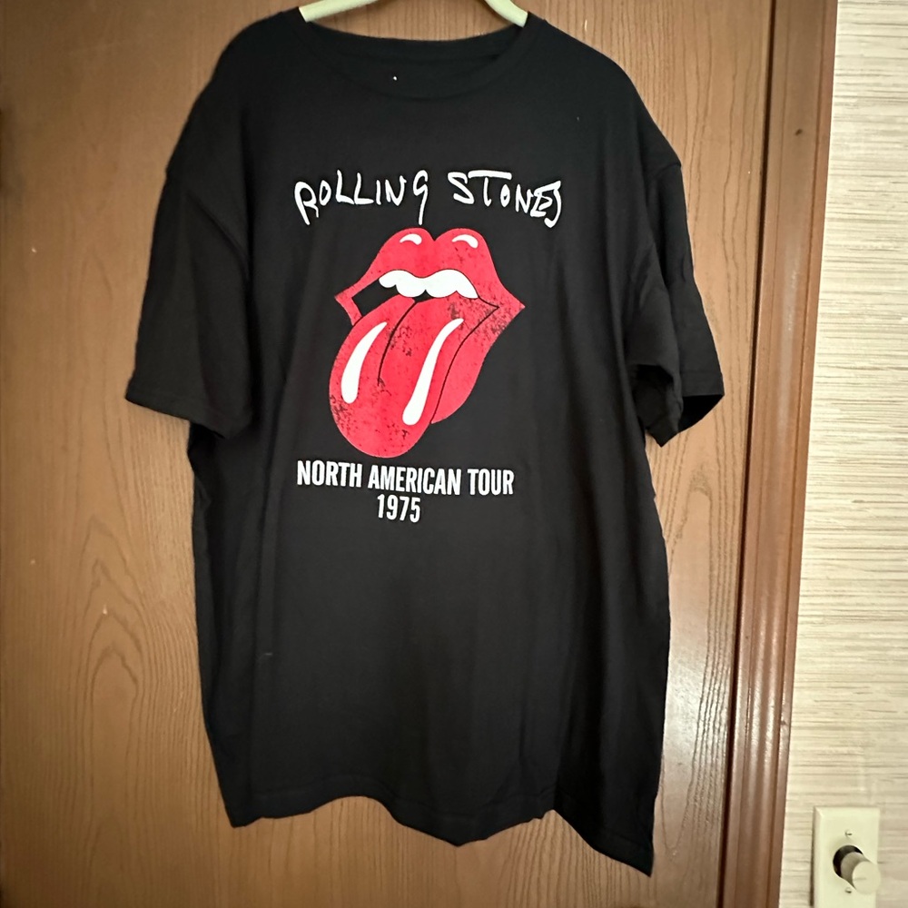This Rolling Stones brand XL tee is retro at its best